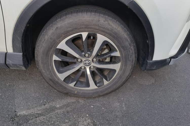 Used Toyota RAV4 2016 2.0L CVT Two-Wheel Drive Fashion Edition China V Standard Right Front Wheel Hub