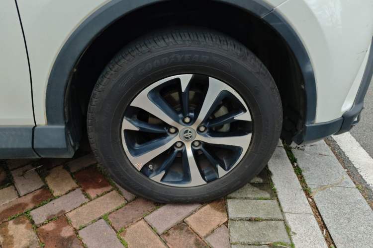 Used Toyota RAV4 2016 2.0L CVT Two-Wheel Drive Fashion Edition China V Standard Right Front Wheel Hub
