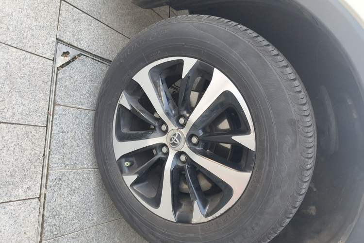Used Toyota RAV4 2016 2.0L CVT Two-Wheel Drive Fashion Edition China V Standard Right Front Wheel Hub