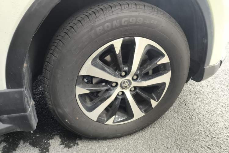 Used Toyota RAV4 2016 2.0L CVT Two-Wheel Drive Fashion Edition China V Standard Right Front Wheel Hub