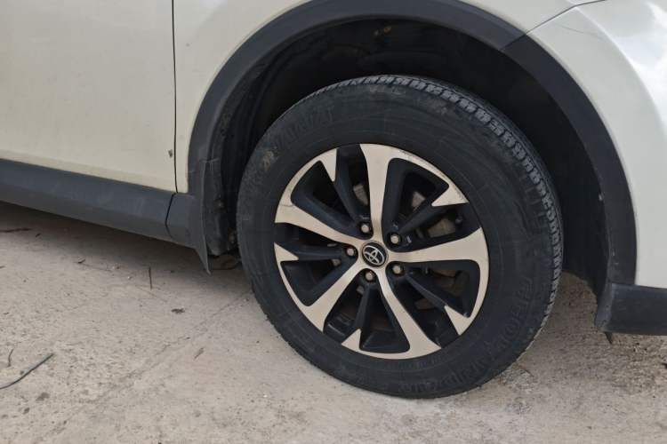 Used Toyota RAV4 2016 2.0L CVT Two-Wheel Drive Fashion Edition China V Standard Right Front Wheel Hub