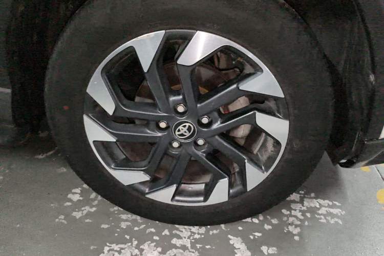 Used Toyota RAV4 2016 2.5L Automatic 4x4 Elite Edition Right Front Wheel Hub