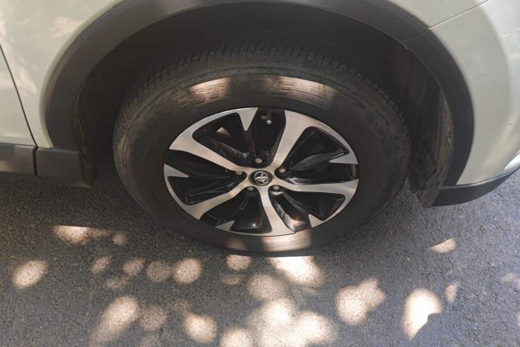 Used Toyota RAV4 2016 2.0L CVT Two-Wheel Drive Fashion Edition China V Standard Right Front Wheel Hub