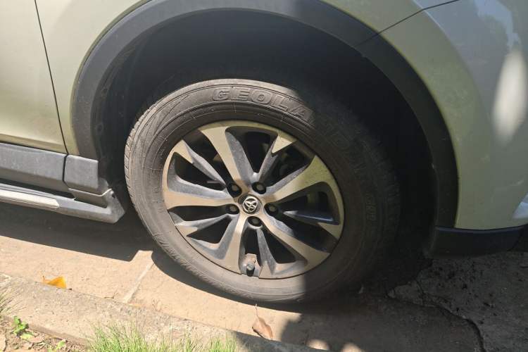 Used Toyota RAV4 2016 2.0L CVT Two-Wheel Drive Fashion Edition China V Standard Right Front Wheel Hub