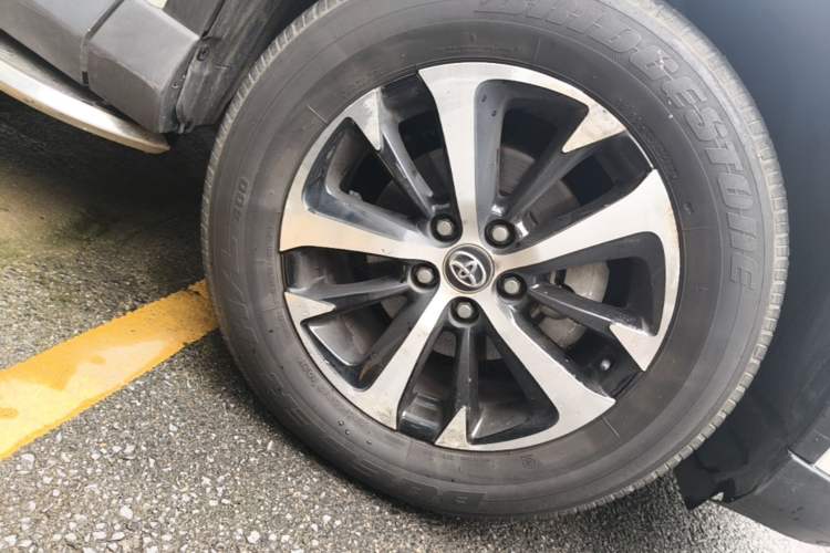 Used Toyota RAV4 2016 2.0L CVT Two-Wheel Drive Fashion Edition China V Standard Right Front Wheel Hub