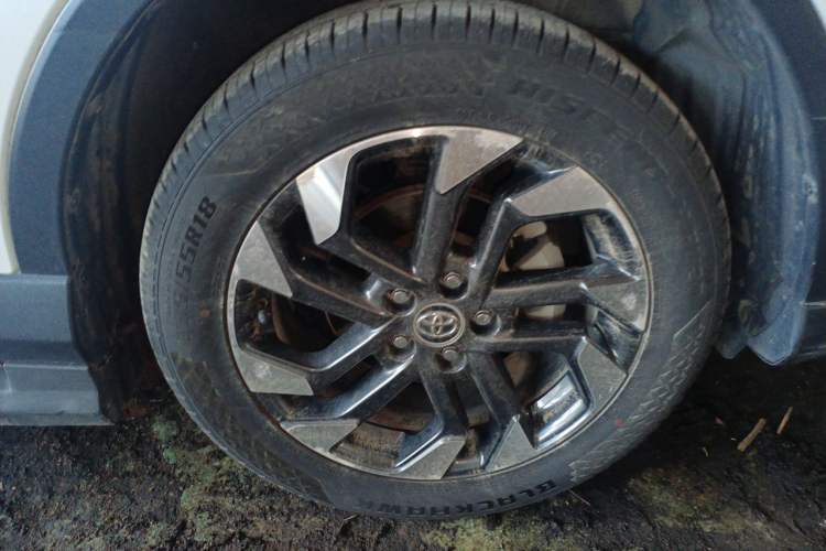 Used Toyota RAV4 2016 2.5L Automatic 4x4 Elite Edition Right Front Wheel Hub