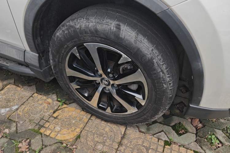 Used Toyota RAV4 2016 2.0L CVT Two-Wheel Drive Smart Edition China V Standard Right Front Wheel Hub