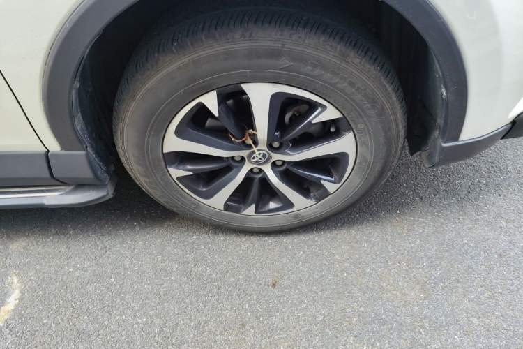 Used Toyota RAV4 2016 2.0L CVT Two-Wheel Drive Fashion Edition China V Standard Right Front Wheel Hub