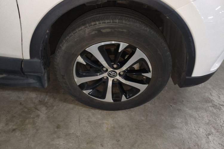 Used Toyota RAV4 2016 2.0L CVT Two-Wheel Drive Fashion Edition China V Standard Right Front Wheel Hub