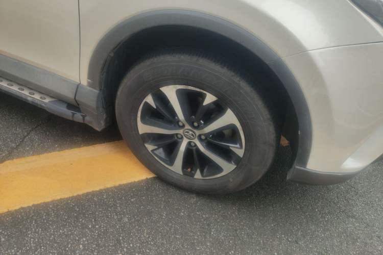 Used Toyota RAV4 2016 2.0L CVT Two-Wheel Drive Fashion Edition China V Standard Right Front Wheel Hub