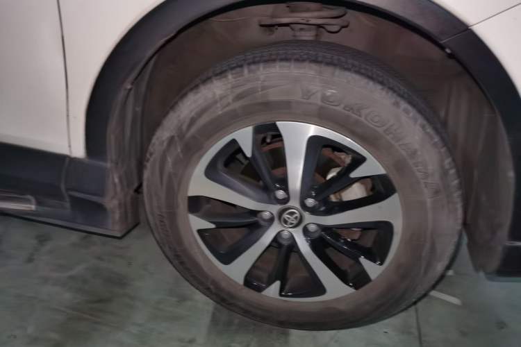 Used Toyota RAV4 2016 2.0L CVT Two-Wheel Drive Fashion Edition China V Standard Right Front Wheel Hub