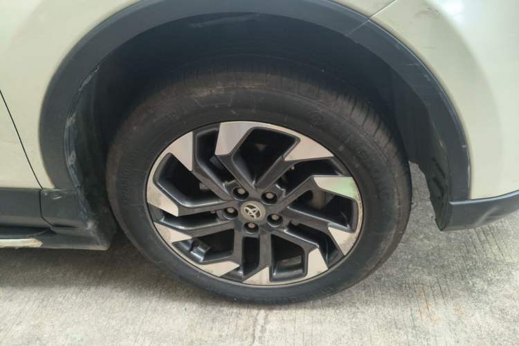 Used Toyota RAV4 2016 2.5L Automatic 4x4 Elite Edition Right Front Wheel Hub