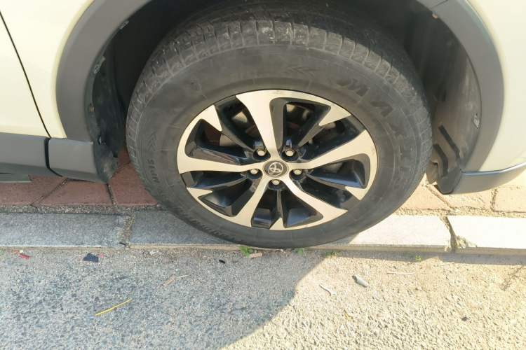 Used Toyota RAV4 2016 2.0L CVT Two-Wheel Drive Fashion Edition China V Standard Right Front Wheel Hub
