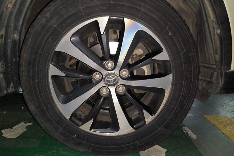 Used Toyota RAV4 2016 2.0L CVT Two-Wheel Drive Fashion Edition China V Standard Right Front Wheel Hub