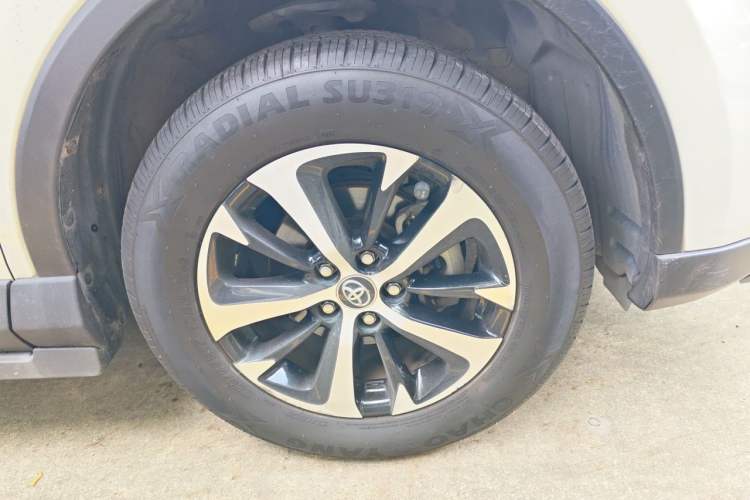 Used Toyota RAV4 2016 2.0L CVT Two-Wheel Drive Fashion Edition China V Standard Right Front Wheel Hub