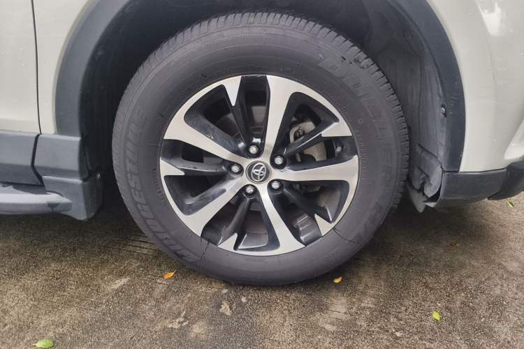 Used Toyota RAV4 2016 2.0L CVT Two-Wheel Drive Fashion Edition China V Standard Right Front Wheel Hub