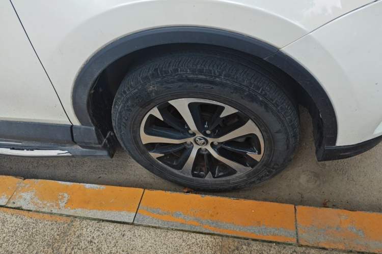 Used Toyota RAV4 2016 2.0L CVT Two-Wheel Drive Fashion Edition China V Standard Right Front Wheel Hub