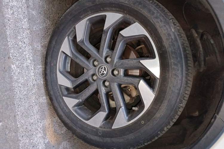 Used Toyota RAV4 2016 2.5L Automatic 4x4 Elite Edition Right Front Wheel Hub