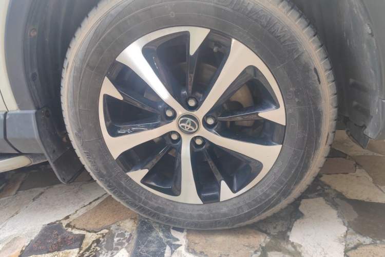 Used Toyota RAV4 2016 2.0L CVT Two-Wheel Drive Fashion Edition China V Standard Right Front Wheel Hub