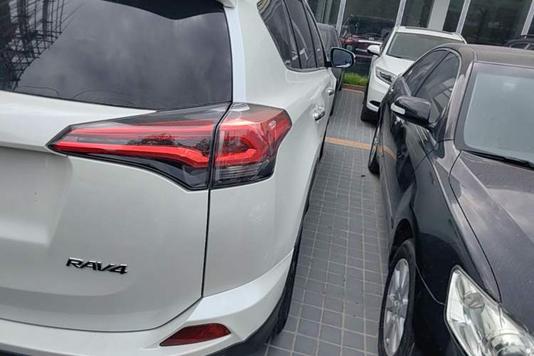 Used Toyota RAV4 2016 2.0L CVT Two-Wheel Drive Fashion Edition China V Standard Right Rear Taillight