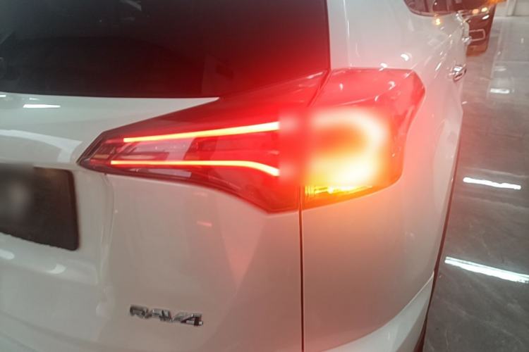 Used Toyota RAV4 2016 2.0L CVT Two-Wheel Drive Fashion Edition China V Standard Right Rear Taillight