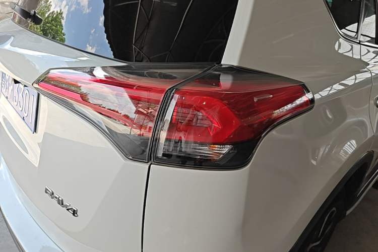 Used Toyota RAV4 2016 2.0L CVT Two-Wheel Drive Fashion Edition China V Standard Right Rear Taillight