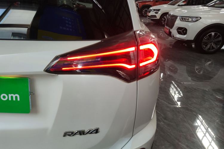 Used Toyota RAV4 2016 2.0L CVT Two-Wheel Drive Fashion Edition China V Standard Right Rear Taillight