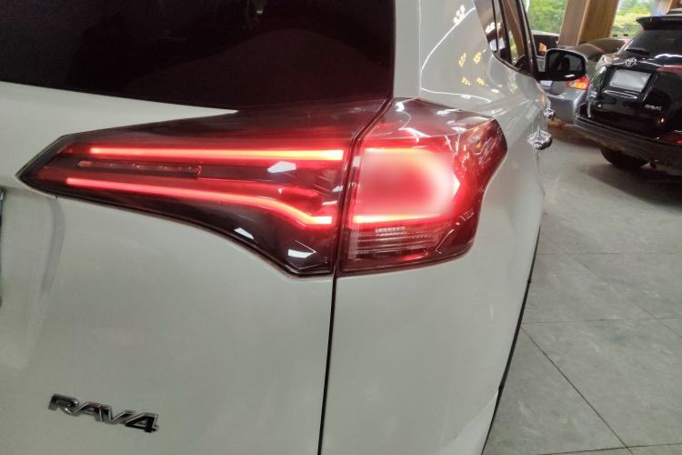 Used Toyota RAV4 2016 2.0L CVT Two-Wheel Drive Fashion Edition China V Standard Right Rear Taillight