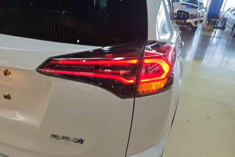 Used Toyota RAV4 2016 2.0L CVT Two-Wheel Drive Fashion Edition China V Standard Right Rear Taillight