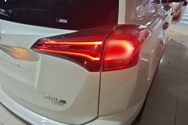 Used Toyota RAV4 2016 2.5L Automatic 4x4 Elite Edition Right Rear Taillight