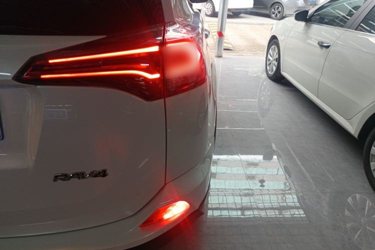 Used Toyota RAV4 2016 2.0L CVT Two-Wheel Drive Fashion Edition China V Standard Right Rear Taillight