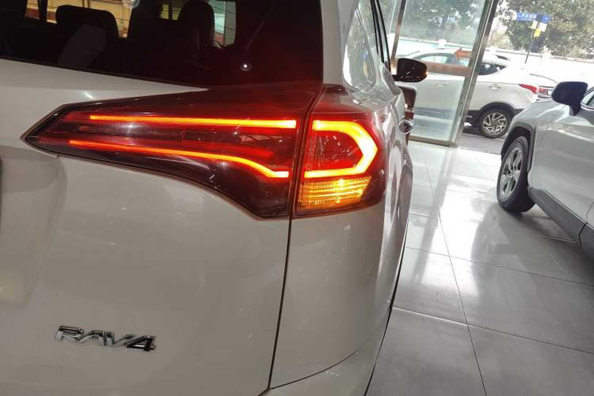 Used Toyota RAV4 2016 2.0L CVT Two-Wheel Drive Comfort Edition China V Standard Right Rear Taillight