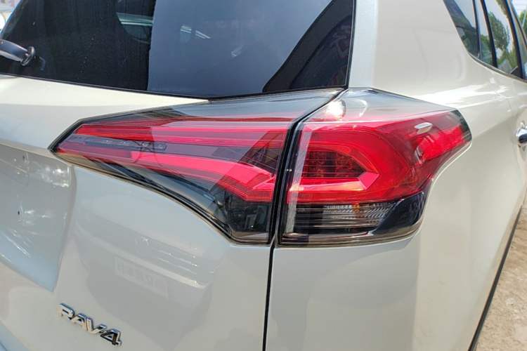 Used Toyota RAV4 2016 2.0L CVT Two-Wheel Drive Smart Edition China V Standard Right Rear Taillight