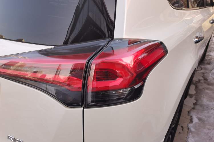 Used Toyota RAV4 2016 2.0L CVT Two-Wheel Drive Comfort Edition China V Standard Right Rear Taillight