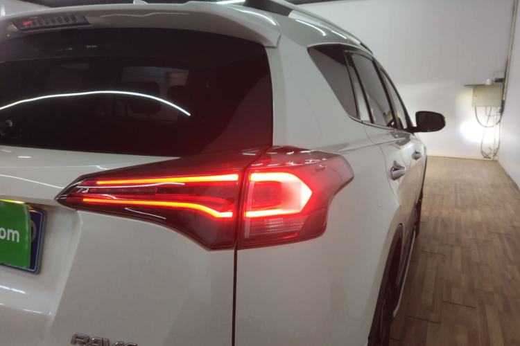 Used Toyota RAV4 2016 2.0L CVT Two-Wheel Drive Comfort Edition China V Standard Right Rear Taillight