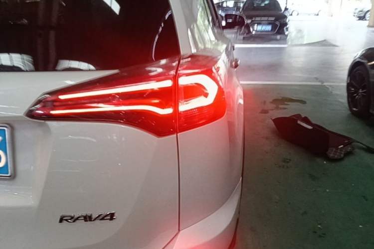 Used Toyota RAV4 2016 2.0L CVT Two-Wheel Drive Fashion Edition China V Standard Right Rear Taillight