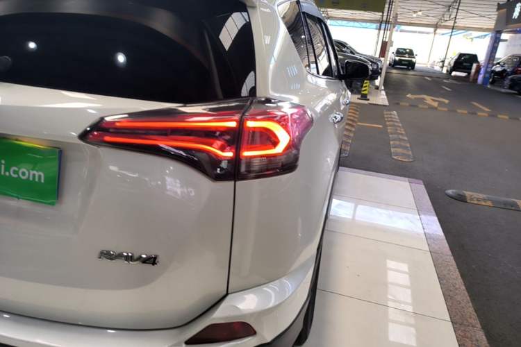 Used Toyota RAV4 2016 2.0L CVT Two-Wheel Drive Fashion Edition China V Standard Right Rear Taillight