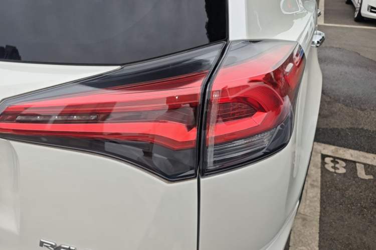 Used Toyota RAV4 2016 2.0L CVT Two-Wheel Drive Smart Edition China V Standard Right Rear Taillight
