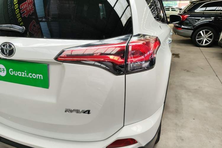 Used Toyota RAV4 2016 2.0L CVT Two-Wheel Drive Fashion Edition China V Standard Right Rear Taillight