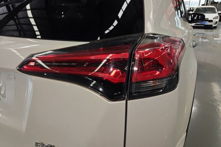 Used Toyota RAV4 2016 2.0L CVT Two-Wheel Drive Fashion Edition China V Standard Right Rear Taillight