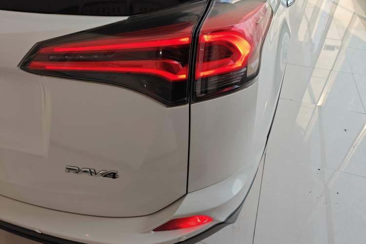 Used Toyota RAV4 2016 2.0L CVT Two-Wheel Drive Comfort Edition China V Standard Right Rear Taillight