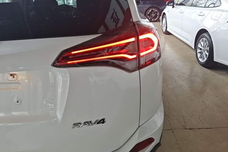Used Toyota RAV4 2016 2.0L CVT Two-Wheel Drive Fashion Edition China V Standard Right Rear Taillight