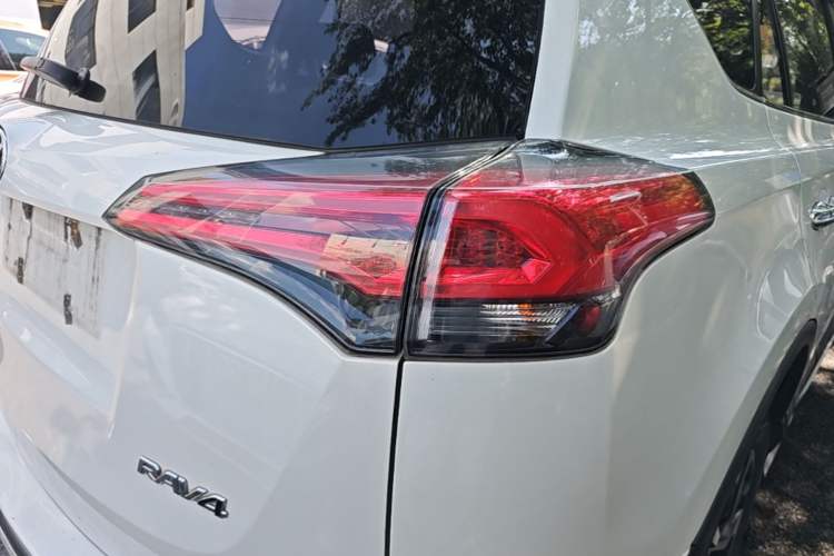 Used Toyota RAV4 2016 2.0L CVT Two-Wheel Drive Smart Edition China V Standard Right Rear Taillight