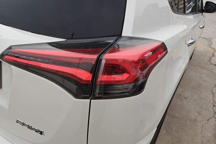 Used Toyota RAV4 2016 2.0L CVT Two-Wheel Drive Fashion Edition China V Standard Right Rear Taillight