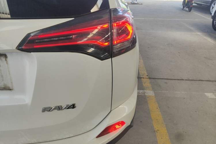 Used Toyota RAV4 2016 2.0L CVT Two-Wheel Drive Fashion Edition China V Standard Right Rear Taillight