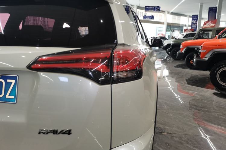 Used Toyota RAV4 2016 2.0L CVT Two-Wheel Drive Urban Edition China V Standard Right Rear Taillight