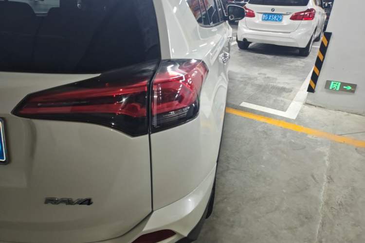 Used Toyota RAV4 2016 2.0L CVT Two-Wheel Drive Fashion Edition China V Standard Right Rear Taillight