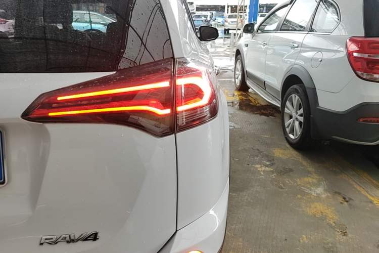 Used Toyota RAV4 2016 2.0L CVT Two-Wheel Drive Fashion Edition China V Standard Right Rear Taillight