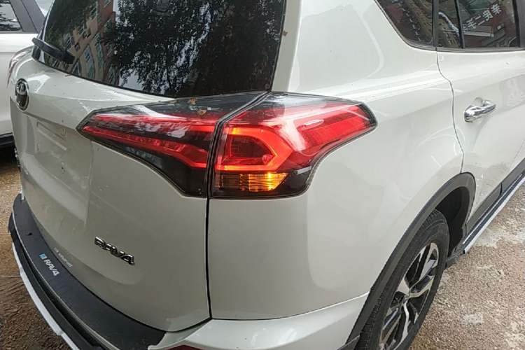 Used Toyota RAV4 2016 2.0L CVT Two-Wheel Drive Fashion Edition China V Standard Right Rear Taillight