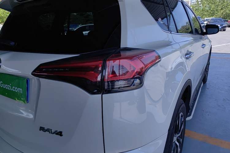 Used Toyota RAV4 2016 2.0L CVT Two-Wheel Drive Smart Edition China V Standard Right Rear Taillight